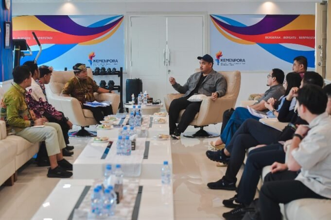 6411terima-gubernur-kaltara-menpora-dito-bahas-roadmap-hingga-stadion-multifungsi