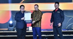 Majukan Olahraga Indonesia, Menpora Erick Dapat Penghargaan dari President UTS dan AIMS Stephan Fox