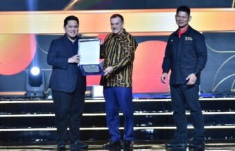 Majukan Olahraga Indonesia, Menpora Erick Dapat Penghargaan dari President UTS dan AIMS Stephan Fox